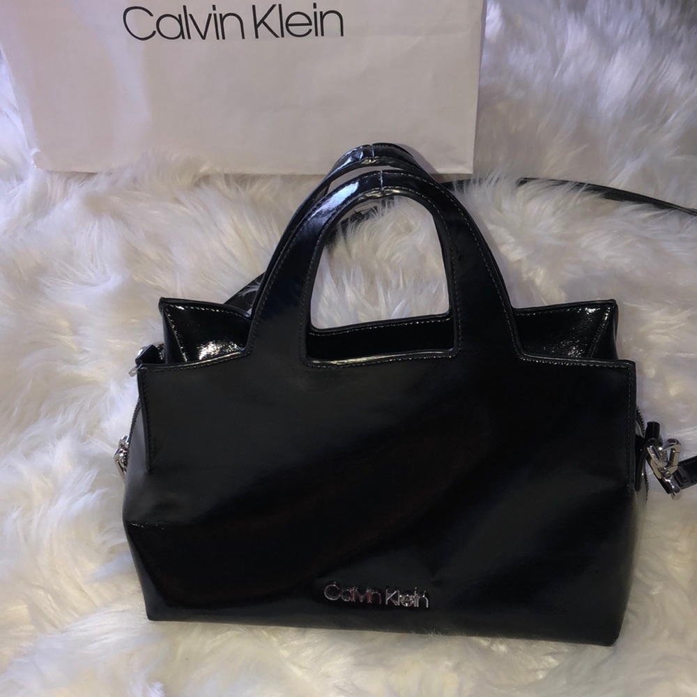 ✨Calvin Klein shiny black purse. Silver zipper. ✨